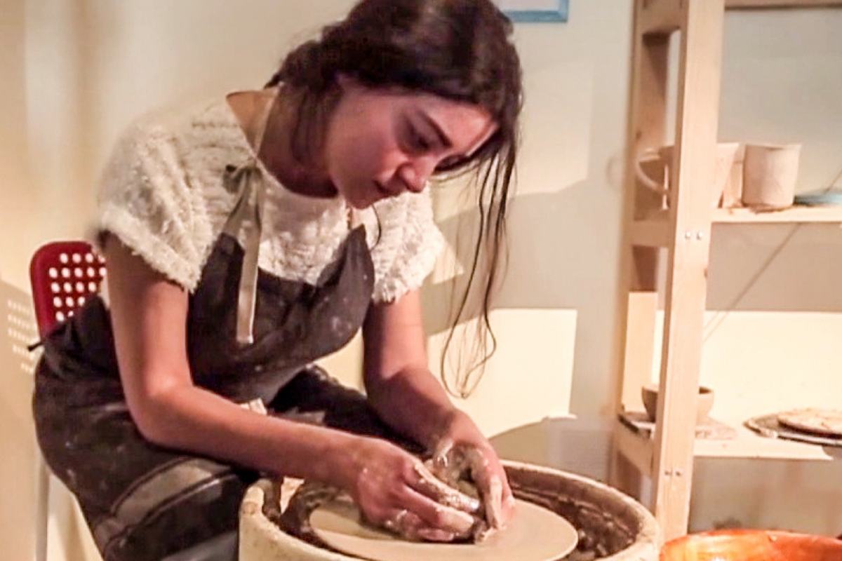 Кирпич старооскольский гончар. Гончарные фестивали в россии. Фотосессия в гончарной мастерской девушка. Гончарное искусство эстетика. Гончарный фестиваль в москве.