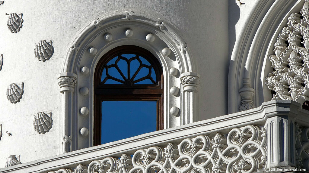 Общественное мнение восприняло экзотический особняк неодобрительно, как выражение крайнего эксцентризма.