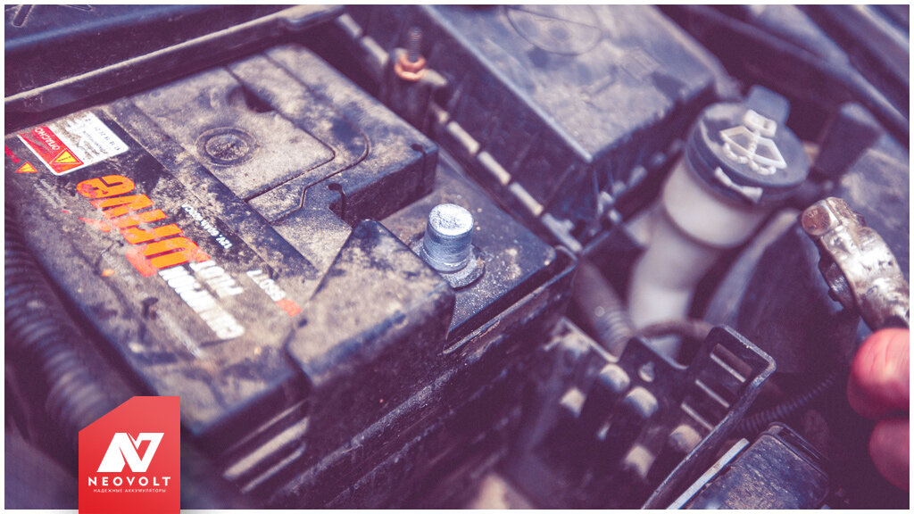 Почему аккумулятор пишет. Как прикурить авто. Аккумулятор под капотом машины. Аккумулятор автомобильный закипел. Почему аккумулятор пишет.