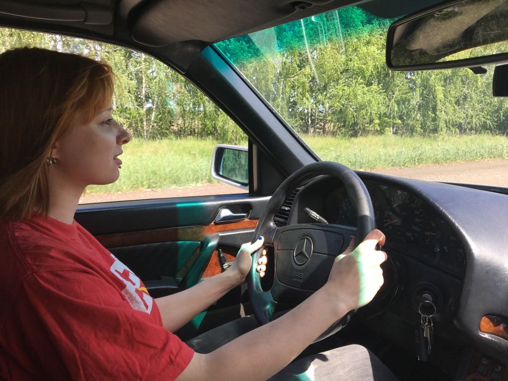 Просто сижу, просто типа "А сфоткай меня ,типа я еду". Законы не нарушаю и вообще машина на эвакуаторе стоит. Точка xD