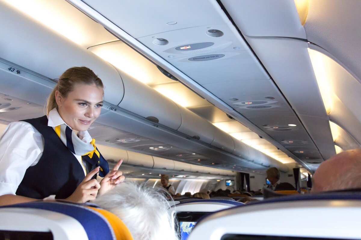 Фото - Стюардесса в самолётах Lufthanza