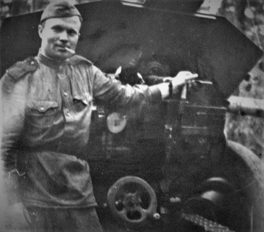 Степан Смоляков со своей гаубицей в 1943 году