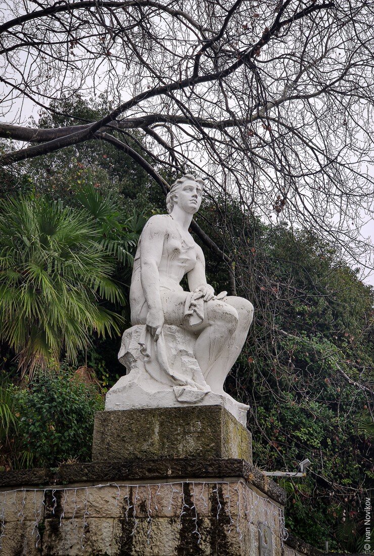 Скульптуры при входе в санаторий им. Орджоникидзе.