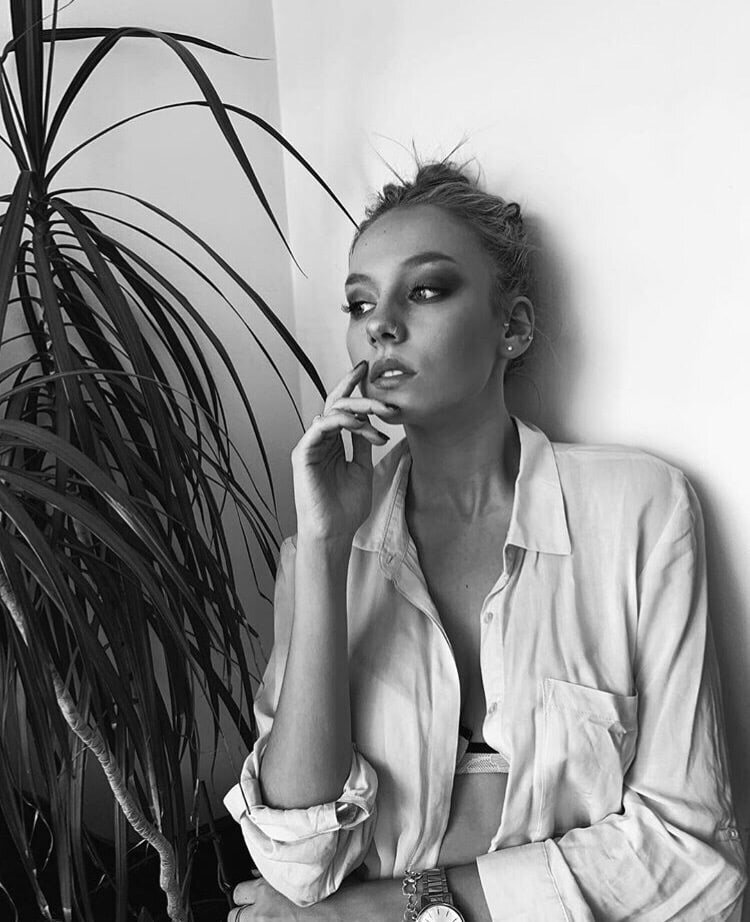 Макияж и грамотный уход за кожей могут творить чудеса. Главное – знать основные секреты, которые помогут выглядеть лучше, эффектнее, а если надо – и моложе