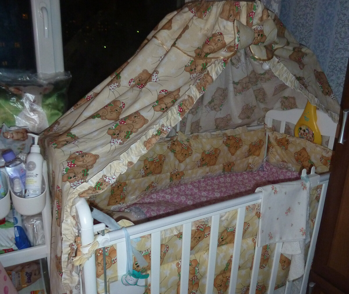 Вот такой комплект с мишками мы купили) Там бортики, балдахин и постельное белье.