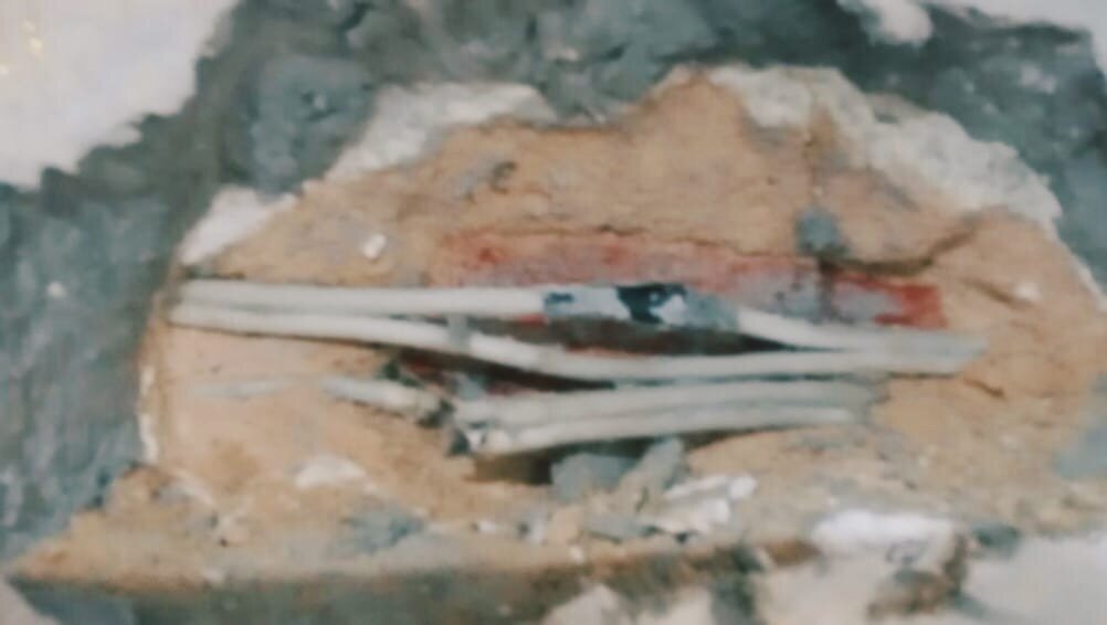 Оборванный кабель.