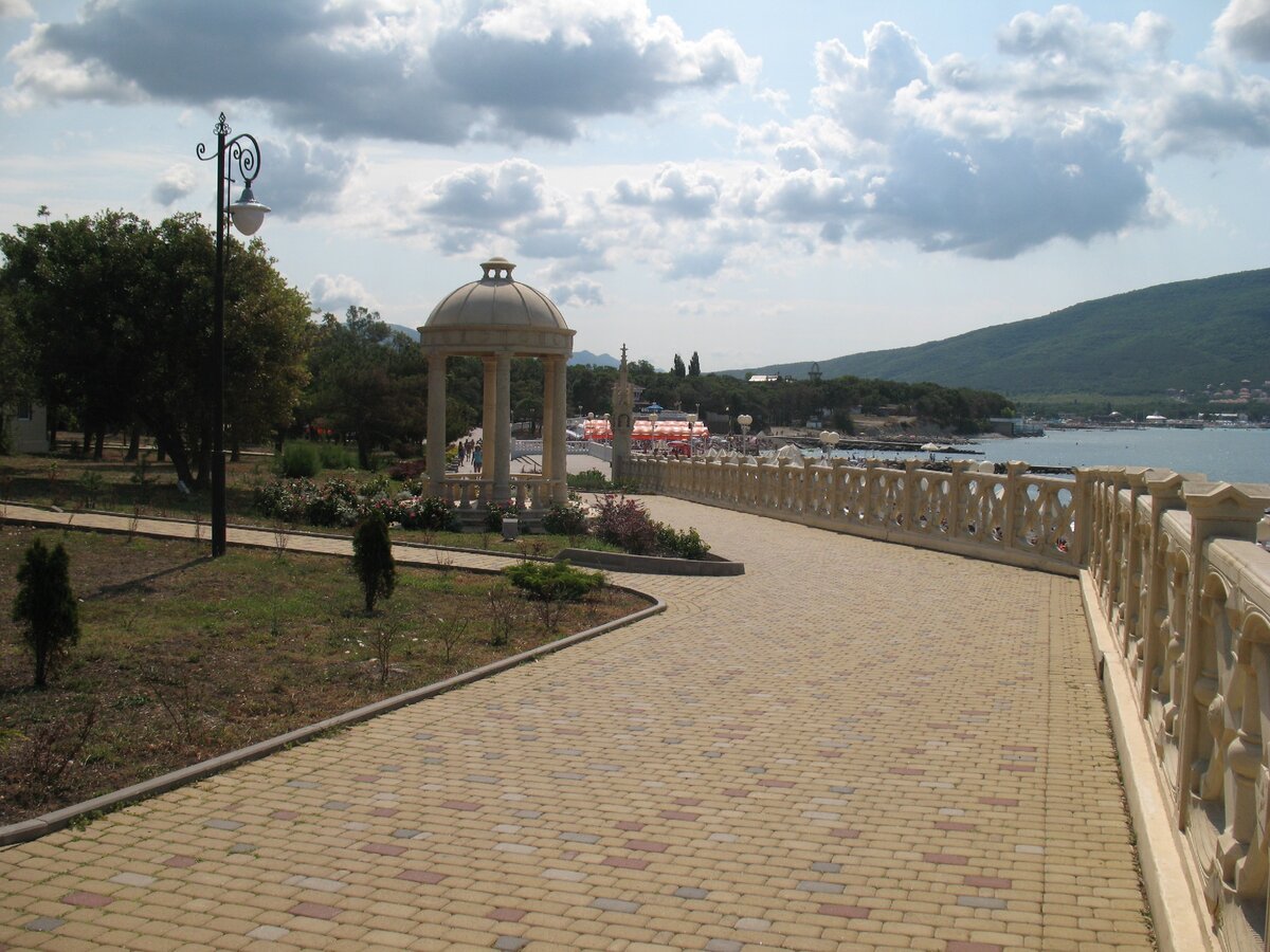 в кабардинке на набережной