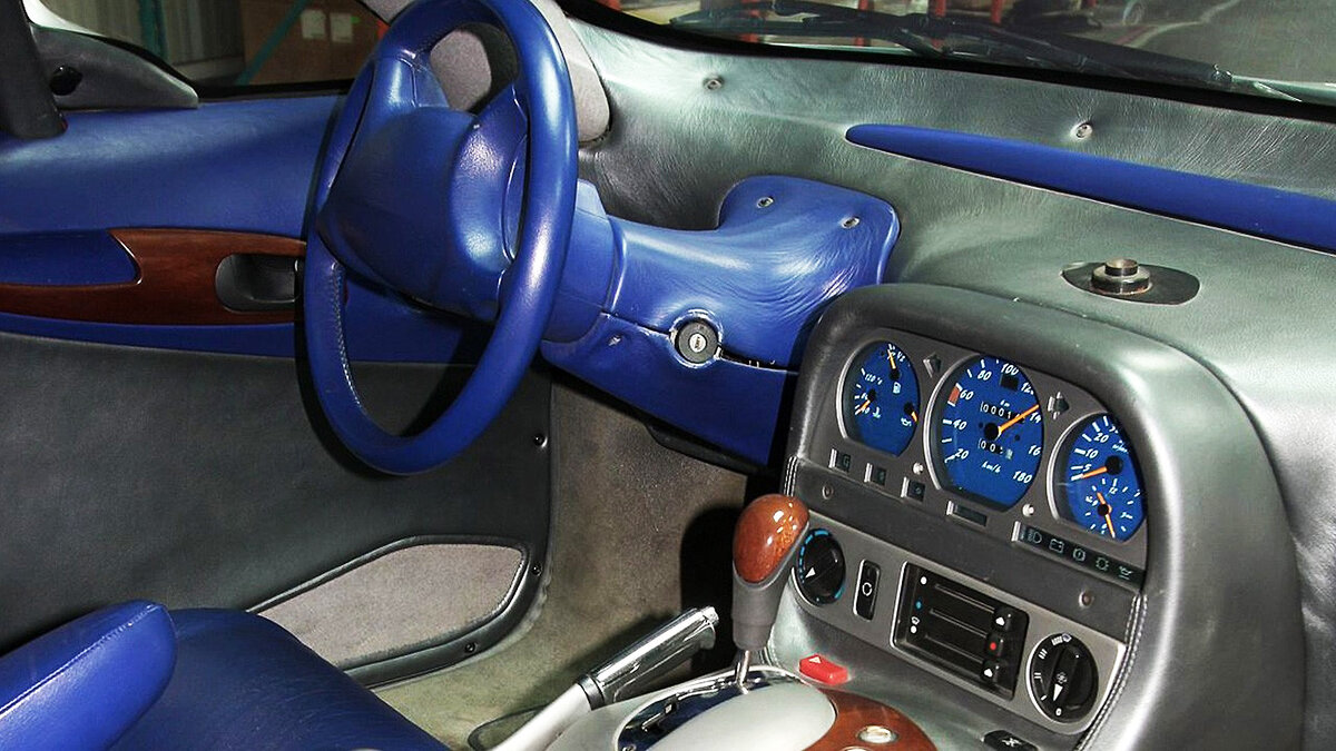 Салон автомобиля выглядит довольно простенько