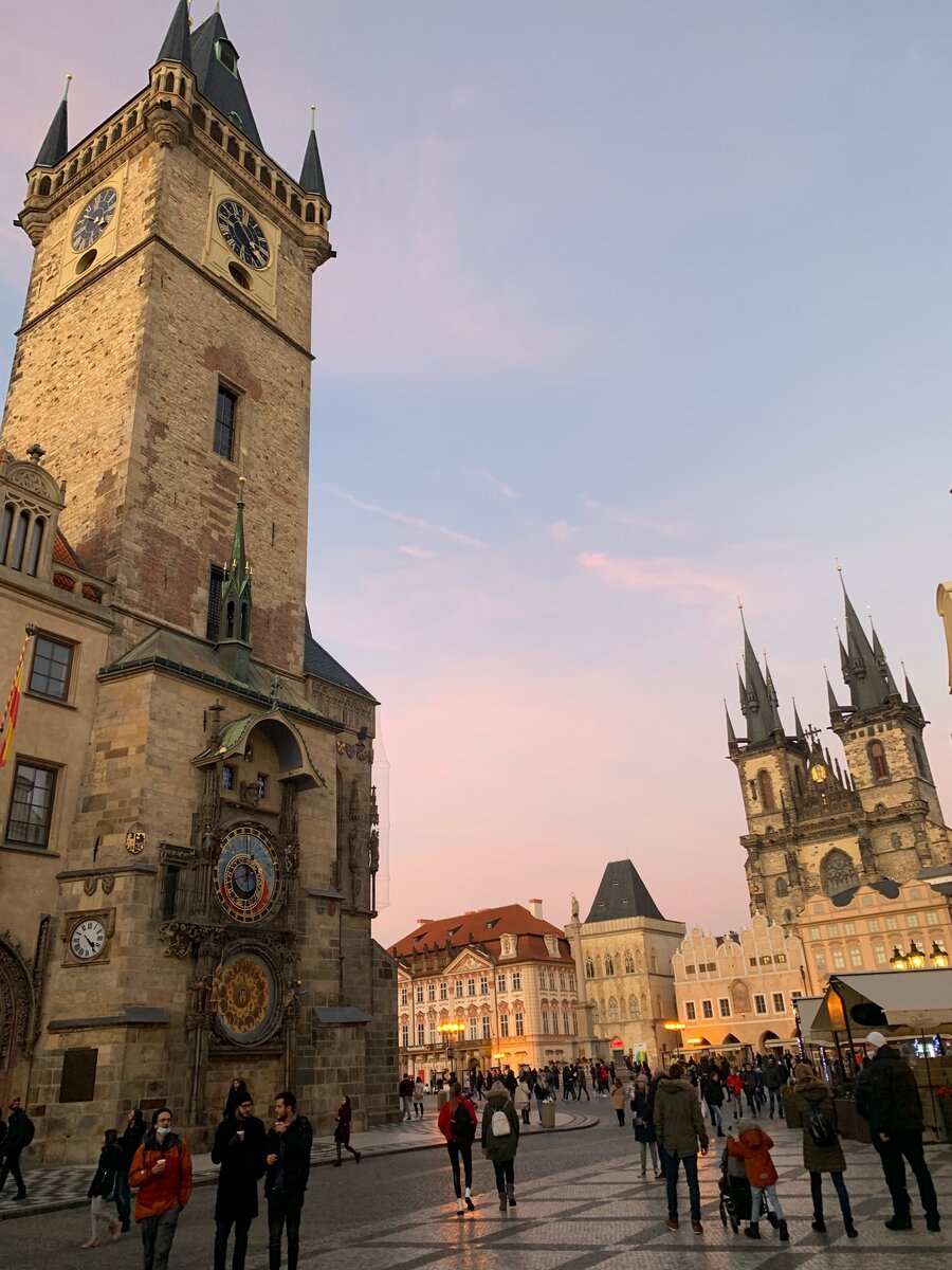 🏰 Башня Староместской ратуши (с астрономическими часами Орлой)Дата постройки: 1338 г. Высота: 69,5 м. Смотровая площадка: 41 м. Подъем: есть лифт