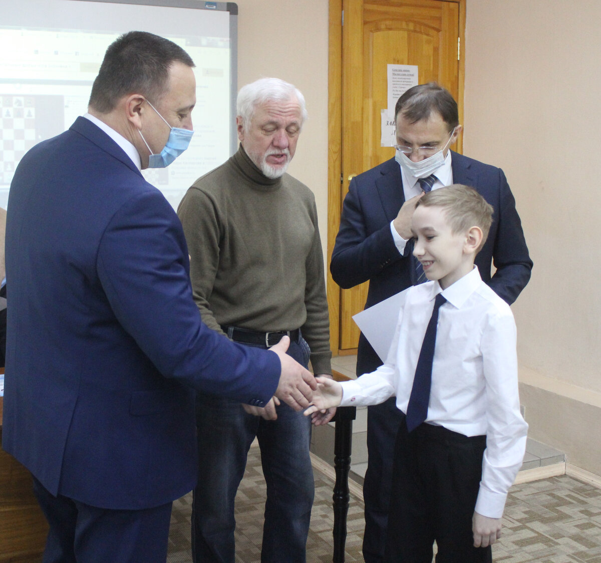 Глава ГО Карпинск Андрей Клопов поздравляет юного победителя Матвея Коробач