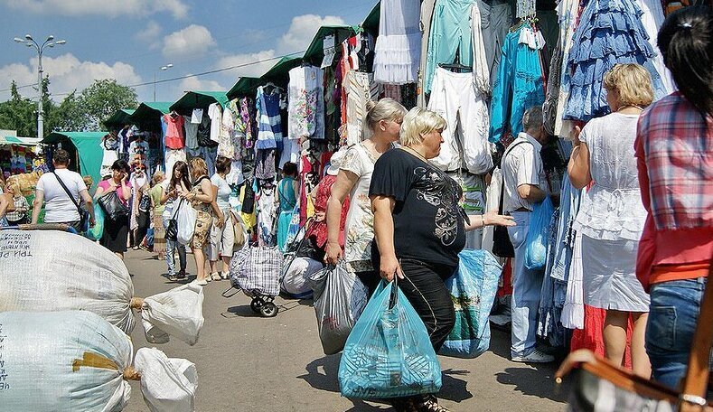 Типичный вещевой рынок.