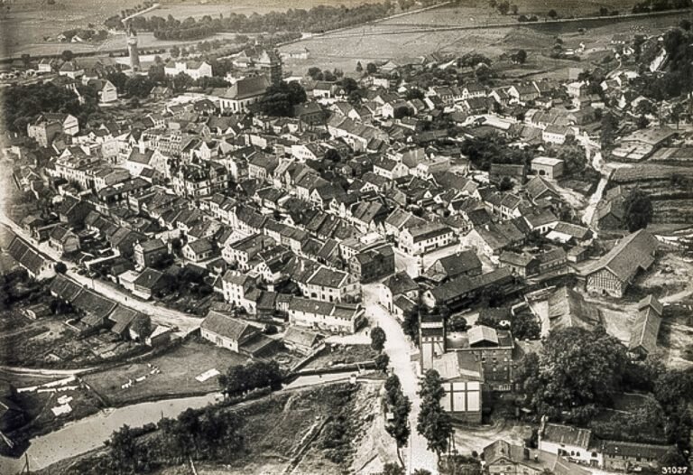Вид города Цинтен с высоты птичьего полета.  Довоенная фотография.