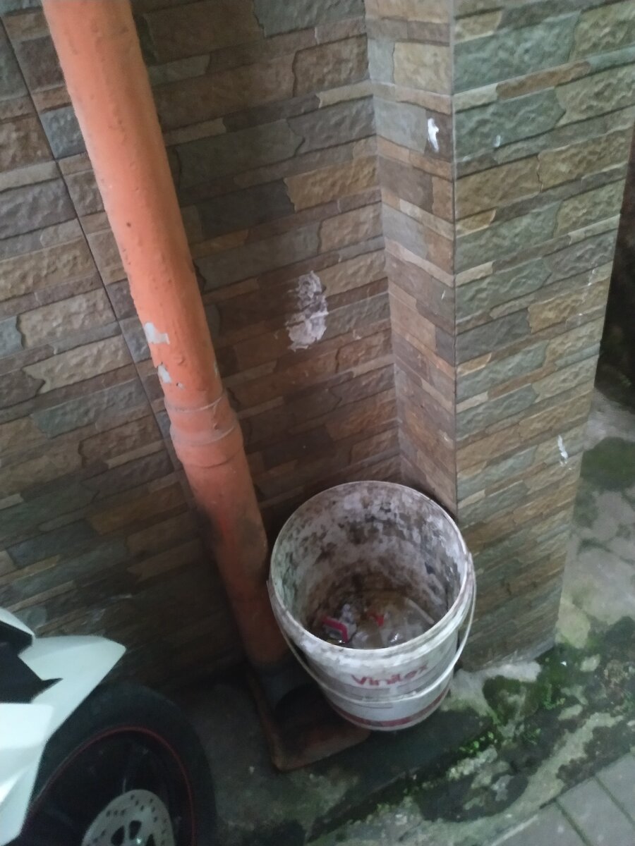 Ведро для мусора возле дома наших родственников