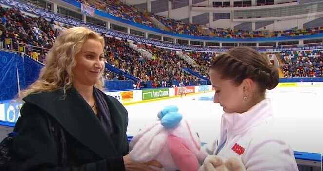 Этери Тутберидзе и Камила Валиева после короткой программы в финале кубка России по фигурному катанию. Источник фото: YouTube канал Первого канала.