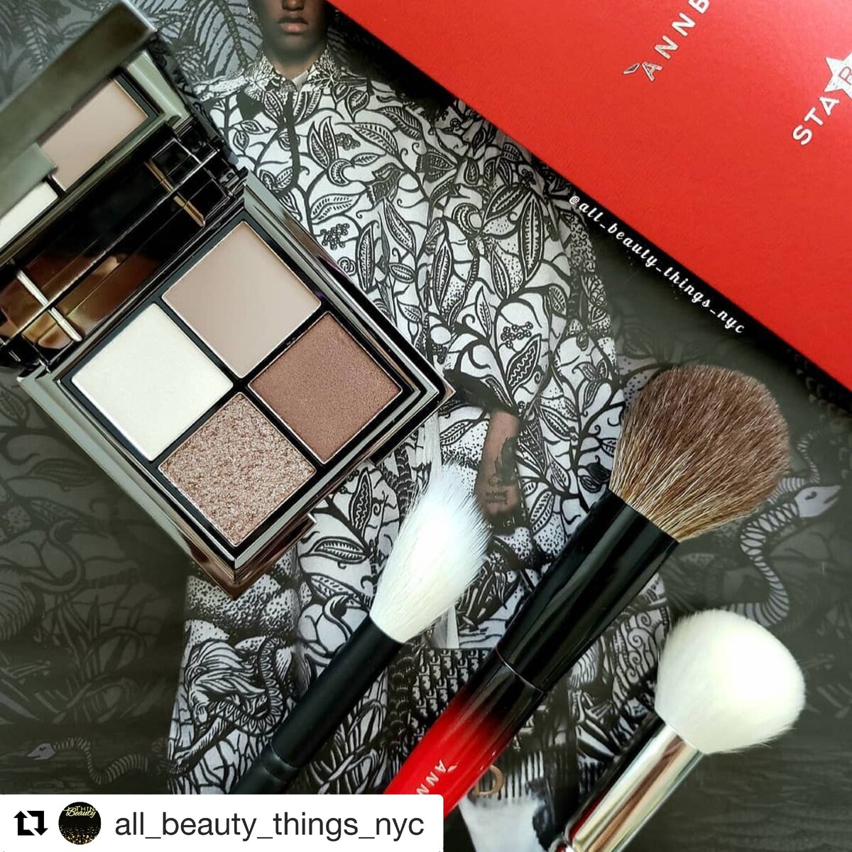 Фотография палетки теней Annbeauty YOUR VISION PALETTE For Him и кистей для макияжа Annbeauty S7, STARS 2, A7