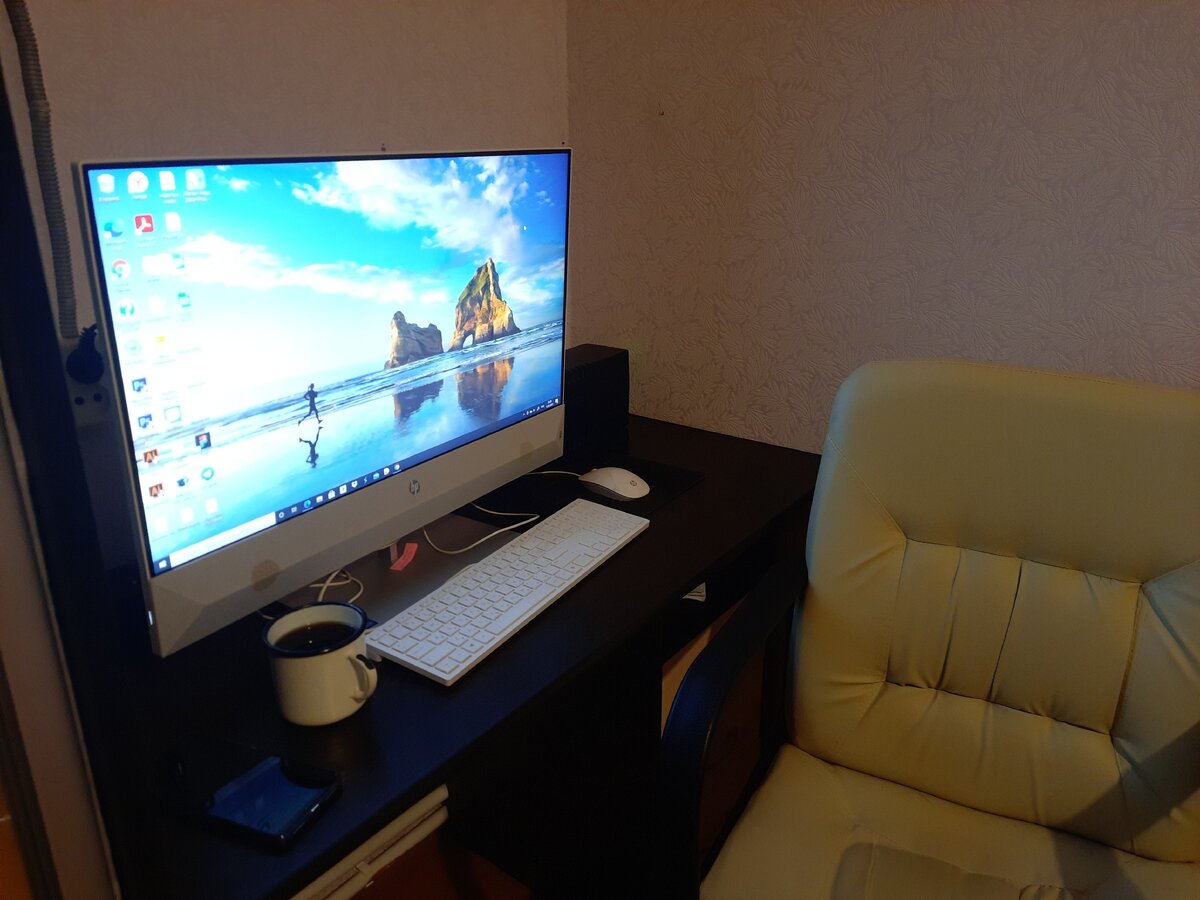 Нынешнее рабочее место. Раньше было поскромнее, конечно.