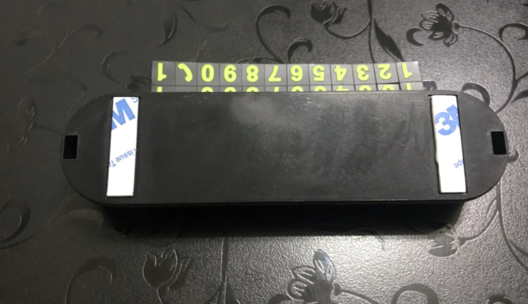 Табличка крепится при помощи двухстороннего скотча