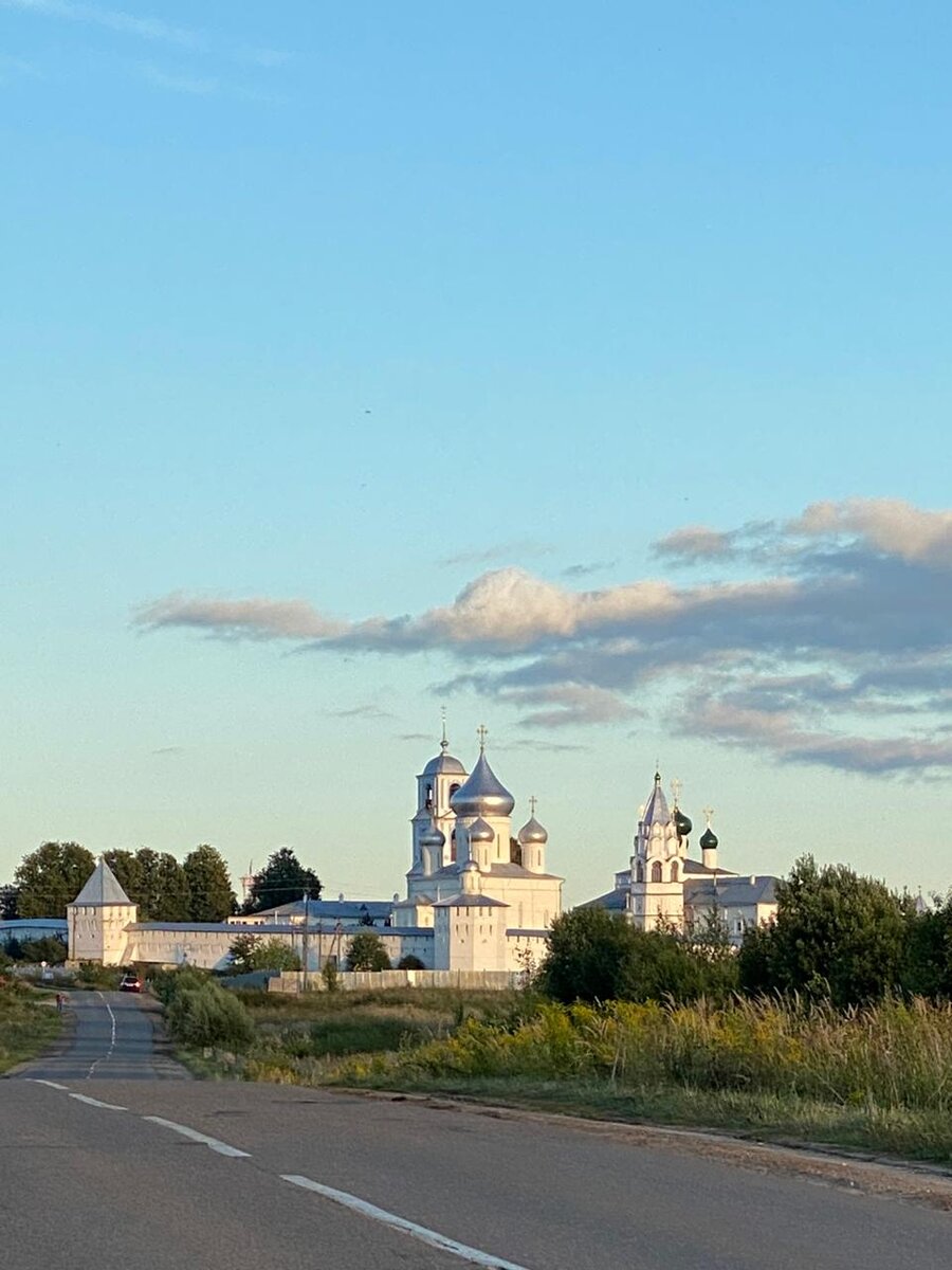 Начало было многообещающим - на горизонте православная пастораль.