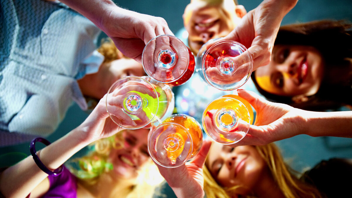 Мозг молодых людей все еще развивается, поэтому они уязвимы к повреждению мозга от употребления слишком большого количества алкоголя.