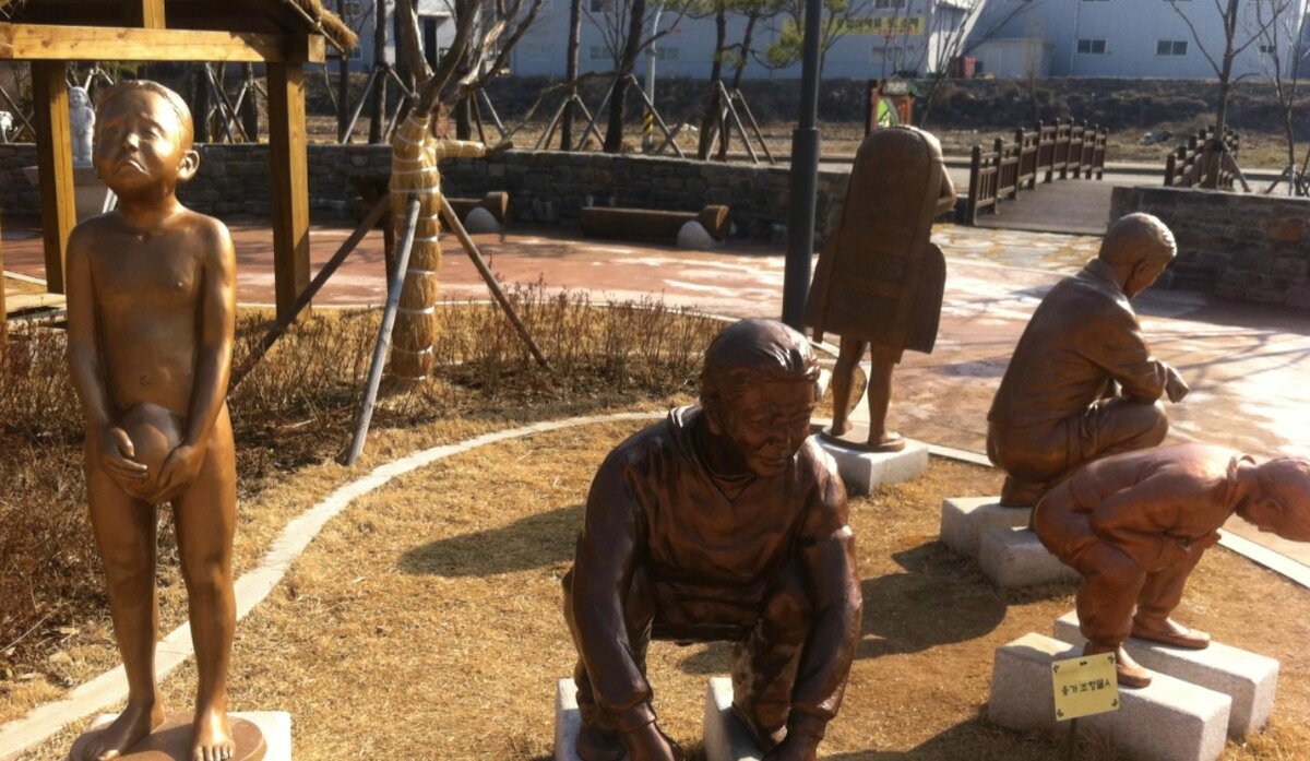 Источник: https://www.tripadvisor.ru/Attraction_Review-g424960-d2221000-Reviews-Mr_Toilet_House-Suwon_Gyeonggi_do.html#photos;aggregationId=101&albumid=101&filter=7&ff=60877859,Фотография предоставлена путешественником CanisHan (март 2013 г.)