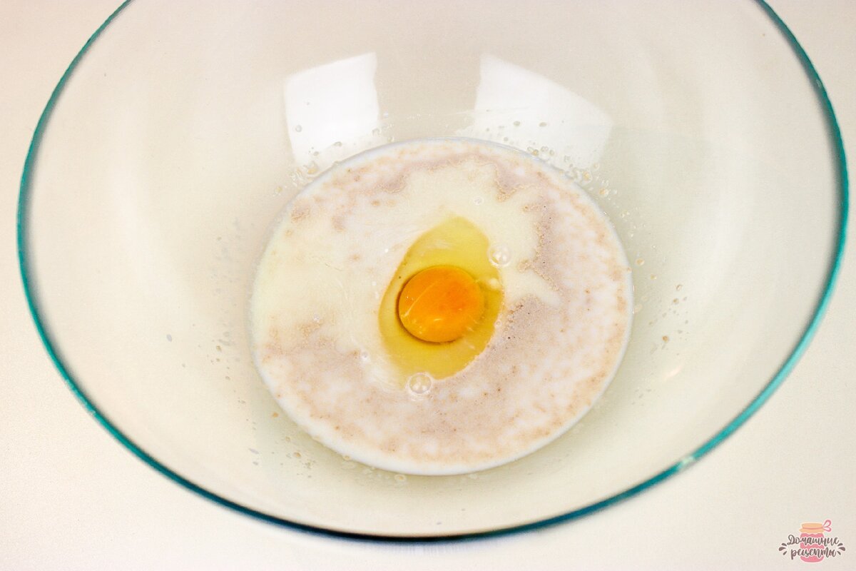 В миске смешать теплое молоко, сахар, сухие дрожжи. Если вы не уверены в своих дрожжах оставьте смесь минут на 15, если жидкость покроется пузырьками, значит дрожжи хорошие можно замешивать тесто, если пенной шапочки не будет, значит дрожжи не активные и их нужно заменить на другие. Добавить яйцо и ванильный сахар, всё хорошо перемешать.