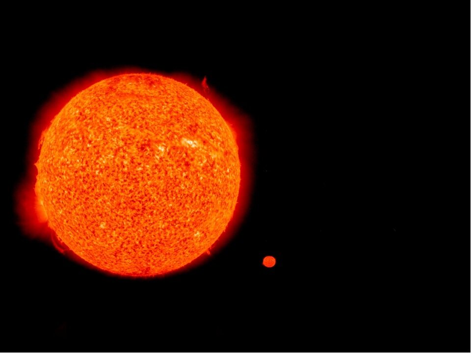 Большой гигант звезда. Солнечный радиус Бетельгейзе. Красный сверхгигант Бетельгейзе. Красный гигант Стивенсон 2-18. Бетельгейзе и солнце.