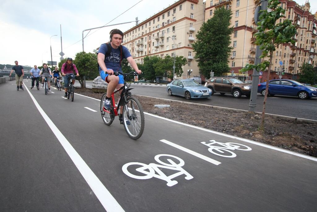 Велосипедист движется по тротуару. Велодорожки в Москве. Велосипедная дорожка. Велосипед на велосипедной дорожке. Пешеходная и велосипедная дорожка.