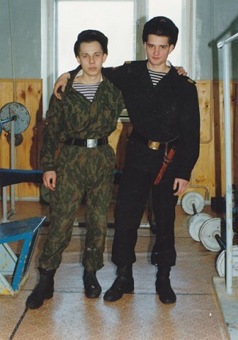 На фото я - в "комке" (камуфляже), со своим командиром отделения. Три месяца службы.