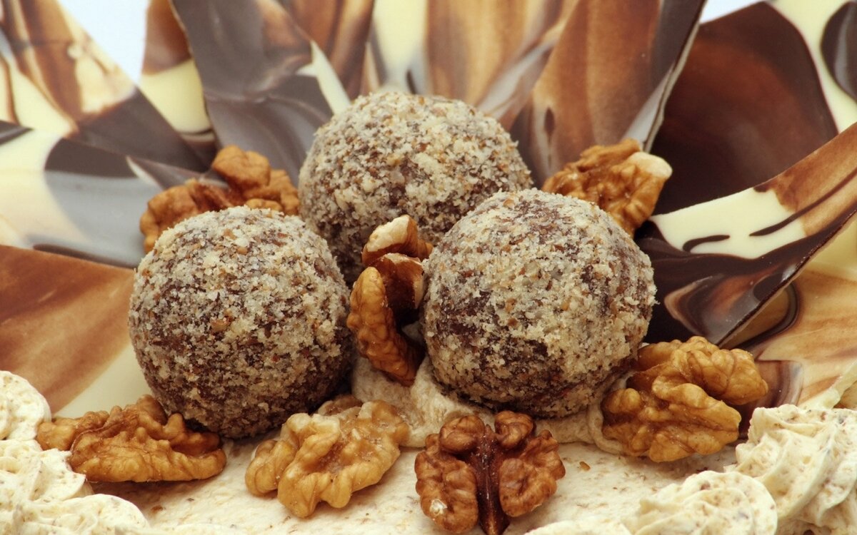 Грецкие орехи или арахис 350-400г.меда 1ст.л. оливкового масла. 3ст.л. сахара 100 г. Добавить мед сахар и масло.рубленые обжаренные орехи. С спомощью чайной ложкой необходимо шарики. Поместить в холодильник на2 -3часа.