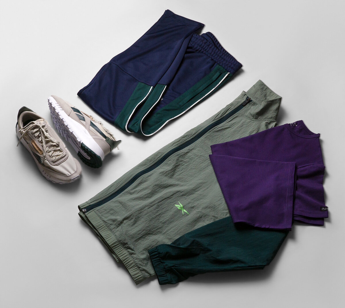 Образ с зеленой ветровкой, спортивными брюками и фиолетовой футболкой —           20 078 руб.