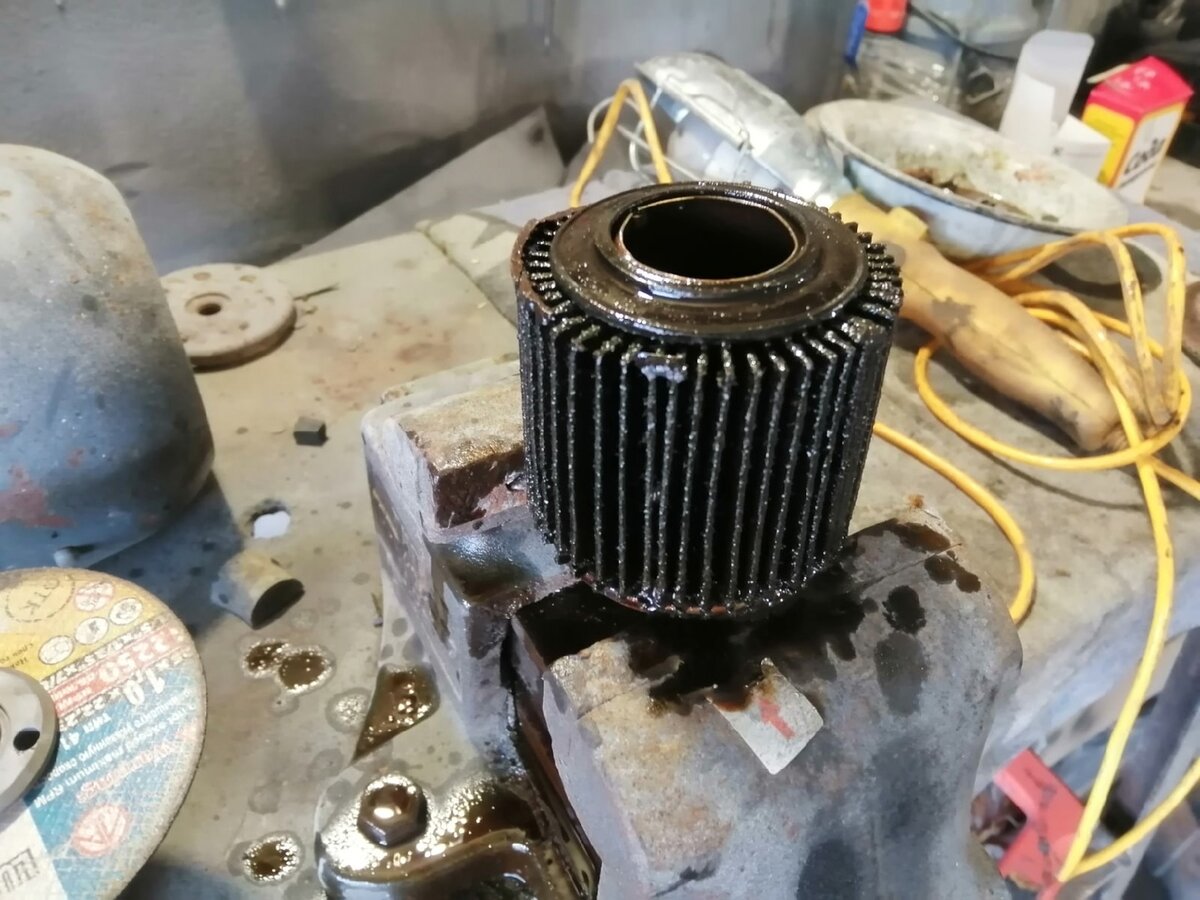 Друг доливал много масла в ДВС и поэтому не менял его и фильтр,заменили ему фильтр после 45тыс.км пробега,разрезал и сделал фото