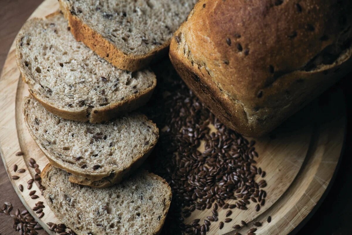 Виды хлеба. Какие семена добавляют в хлеб. Необычный хлеб. Семена для выпечки хлеба. Хлеб злаковый с семечками.