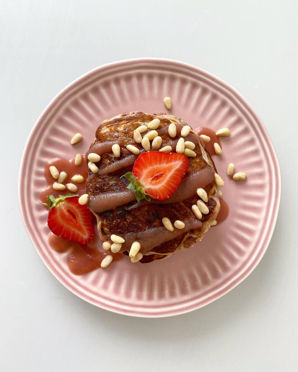 Панкейки с семенами чиа и клубникой