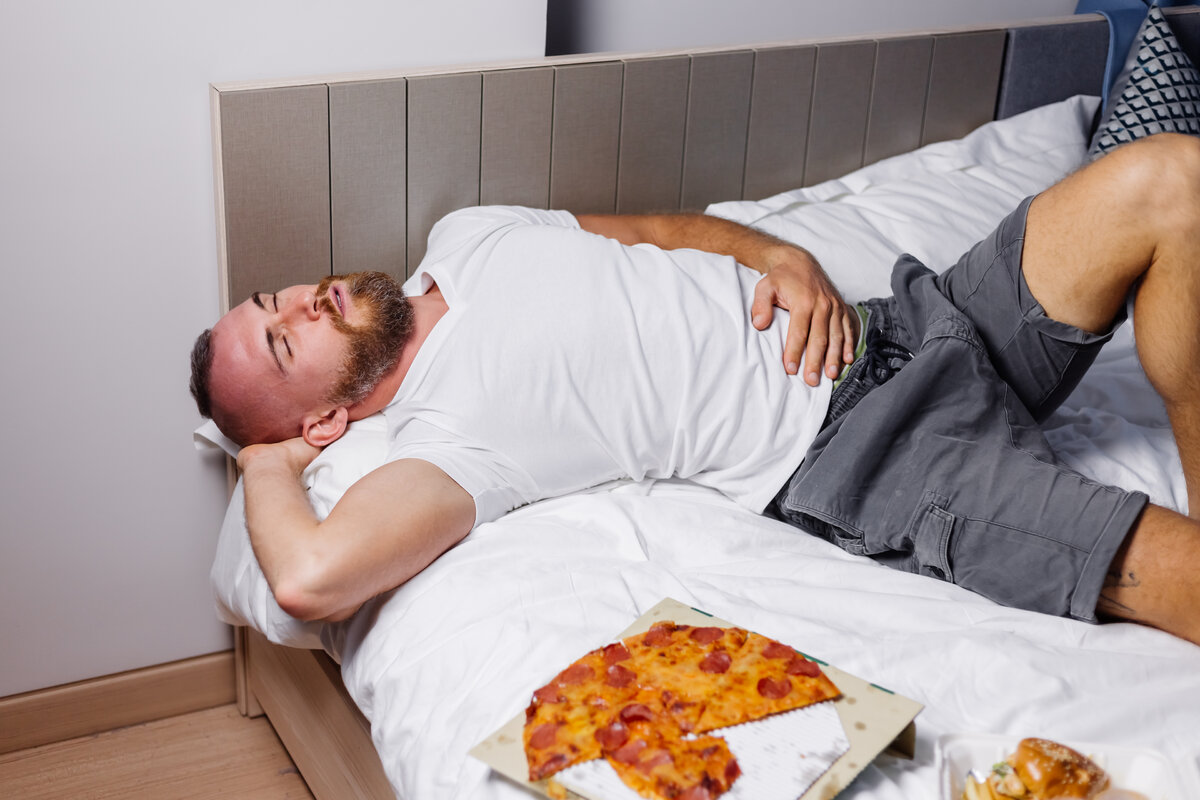 Сонник лежать с мужчиной. Сон после обеда фото. Парень лежа еды. Еда на лежащем мужчине. Мужчина лежит на диване с едой фото.