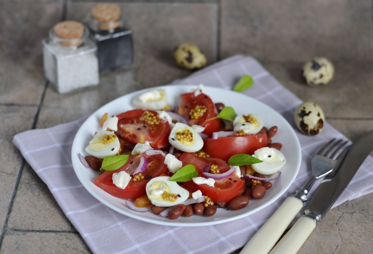 Салат с фасолью, яйцом и капустой