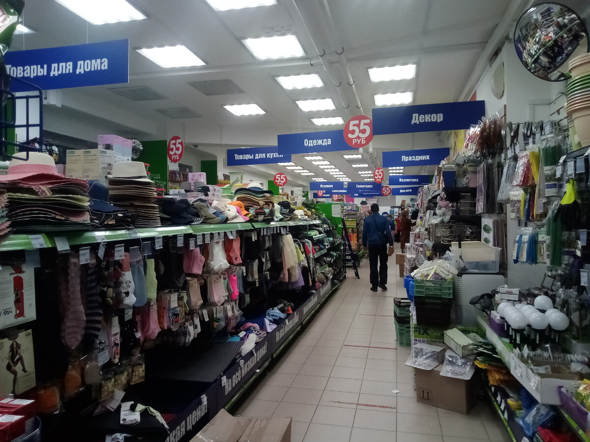 Просторные залы магазина (г. Омск).