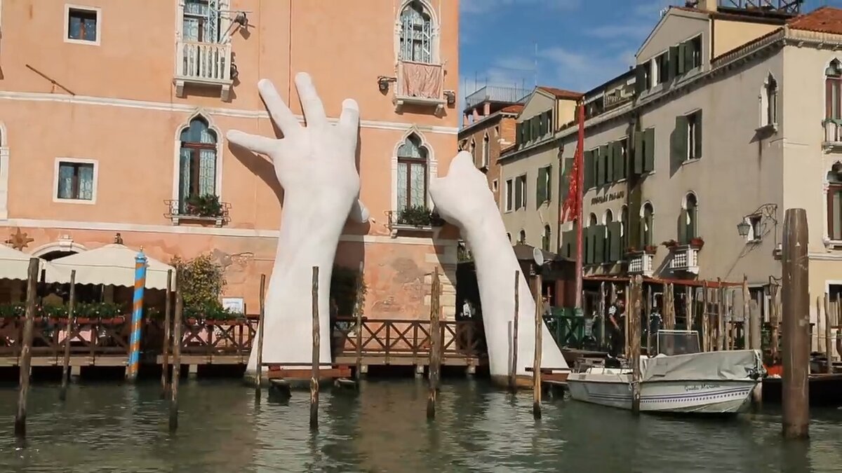 Символизируют погружение Венеции