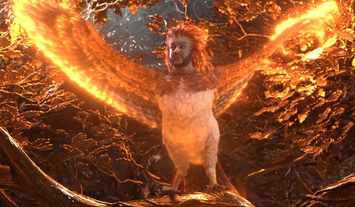 "В сказочном приключении у меня невероятная роль. Я играю ЖАР-ПТИЦУ! Диковинную, яркую, волшебную… Её прообразом стала птица Феникс".