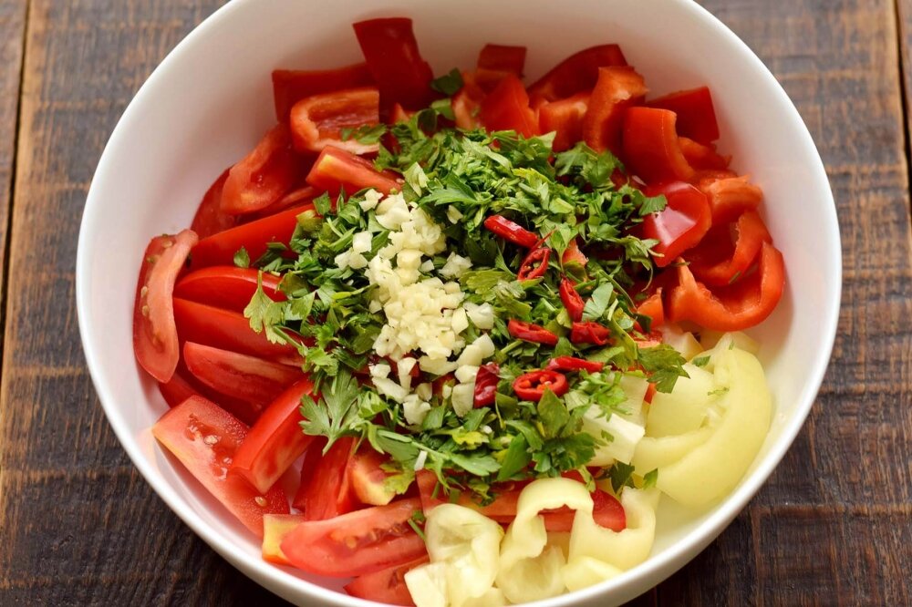 Салат с помидорами кинзой и луком. Репчатый лук жарится с болгарским перцем и помидорами. Красный лук жарить можно