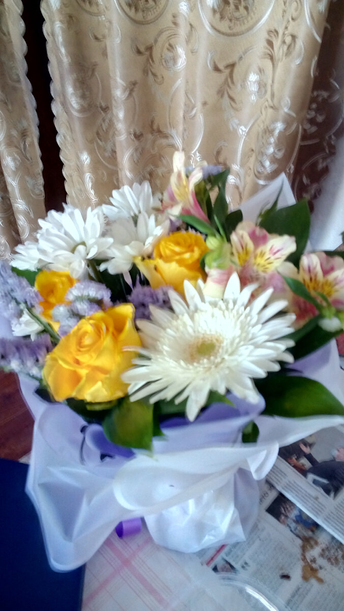 И еще один красивый букет,  подаренный сыном, уж и не помню, по какому поводу. А может, и без повода. Просто за то, что я его родила. Фото автора.