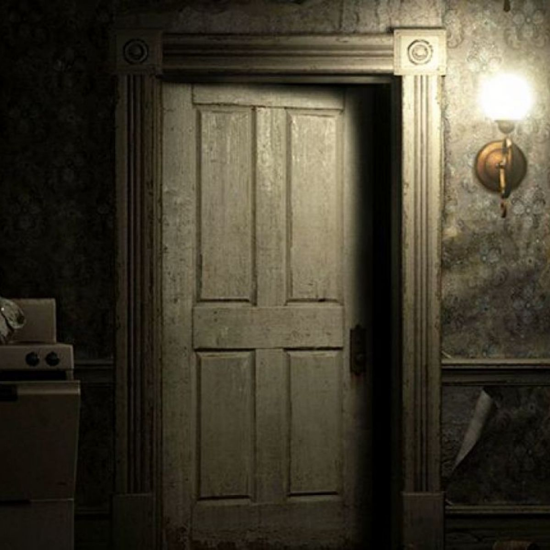 Сон открывающейся двери. Resident Evil двери. Железная дверь Resident Evil 7. Страшная дверь.