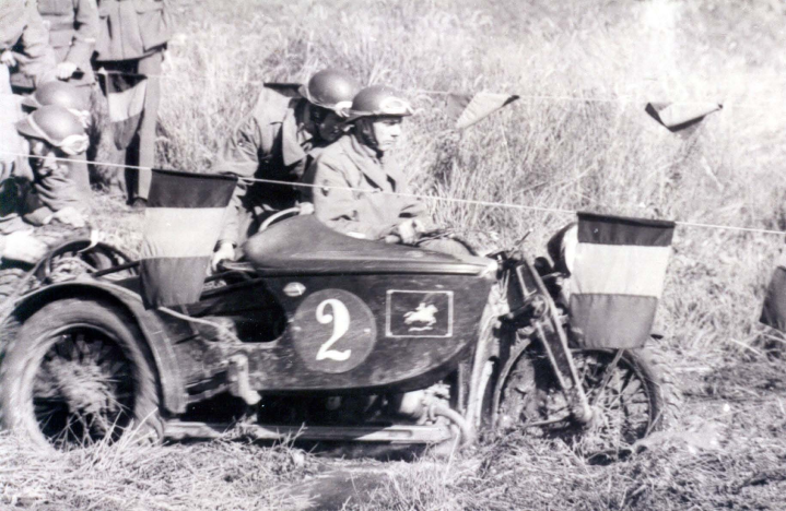 Французская команда на Gnome & Rhône 750 XA RM во время проезда через поле грязи.