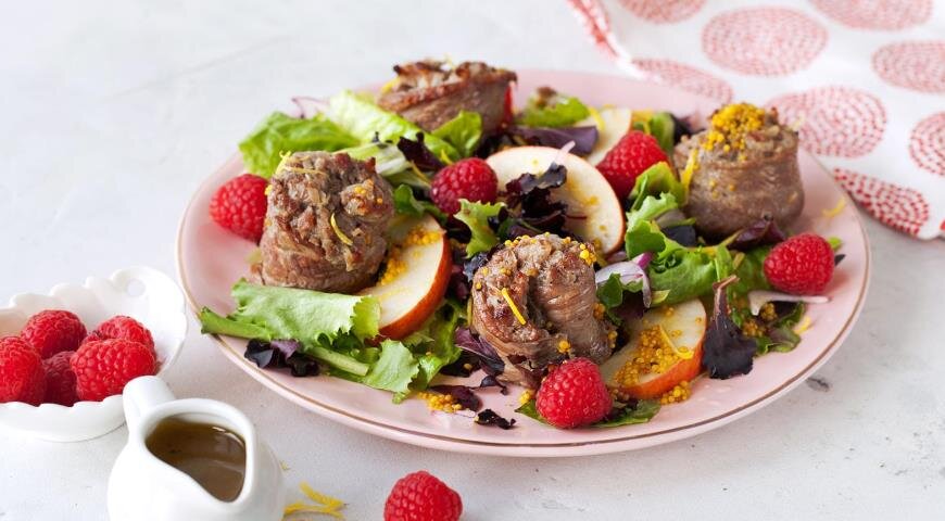 Больше праздничных салатов с мясом см. на www.gastronom.ru