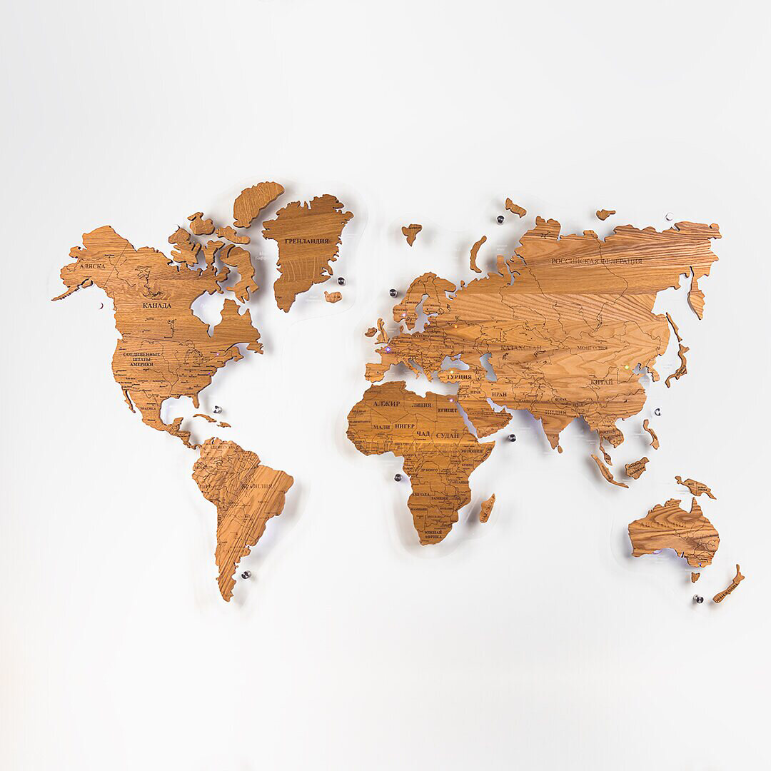 Карта мира из натурального дерева на белой стене