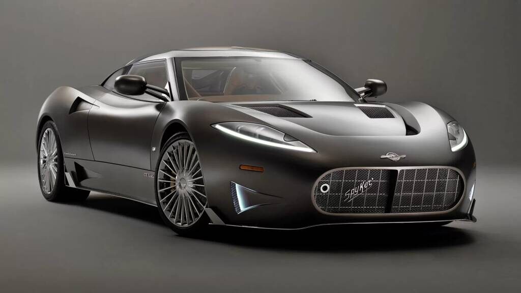 Нидерландская марка Spyker встречает 2022 год с новыми надеждами, но старыми планами: в игру вернулись российские предприниматели Борис Ротенберг и Михаил Пессис — на их деньги Spyker возобновит производство автомобилей, при этом углепластиковые кузова для них будут изготавливаться в России. 
 
У Spyker оказалась трудная и запутанная судьба, достойная съёмок драматического сериала. Оригинальная компания с таким именем существовала в период с 1880 по 1926 год, причём между датами рождения и смерти пережила два банкротства. Новейшая история Spyker началась в 1999 году стараниями нидерландского бизнесмена Виктора Мюллера: возрождённая им компания вторглась в лакшери-сегмент авторынка с эффектными спорткарами, оснащёнными моторами V8 от Audi. В 2009 году выпуск спорткаров Spyker прекратился из-за финансового кризиса, в который компания погрузилась в результате неудачной покупки у GM марки Saab. Далее были судебная тяжба с GM, попытки найти новых инвесторов и реструктуризация в 2015 году, после которой компания Spyker анонсировала несколько новинок, но так и не смогла запустить их в производство — не хватило денег.Spyker C8 Preliator с мотором Audi, снабжённым механическим нагнетателем, был представлен весной 2016 года в Женеве, но пока так и не стал серийным.