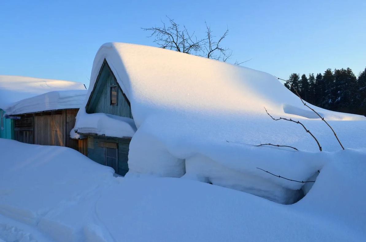 Снежка домики. Домик занесло снегом. Дом замело снегом. Сугроб у дома. Деревню занесло снегом.