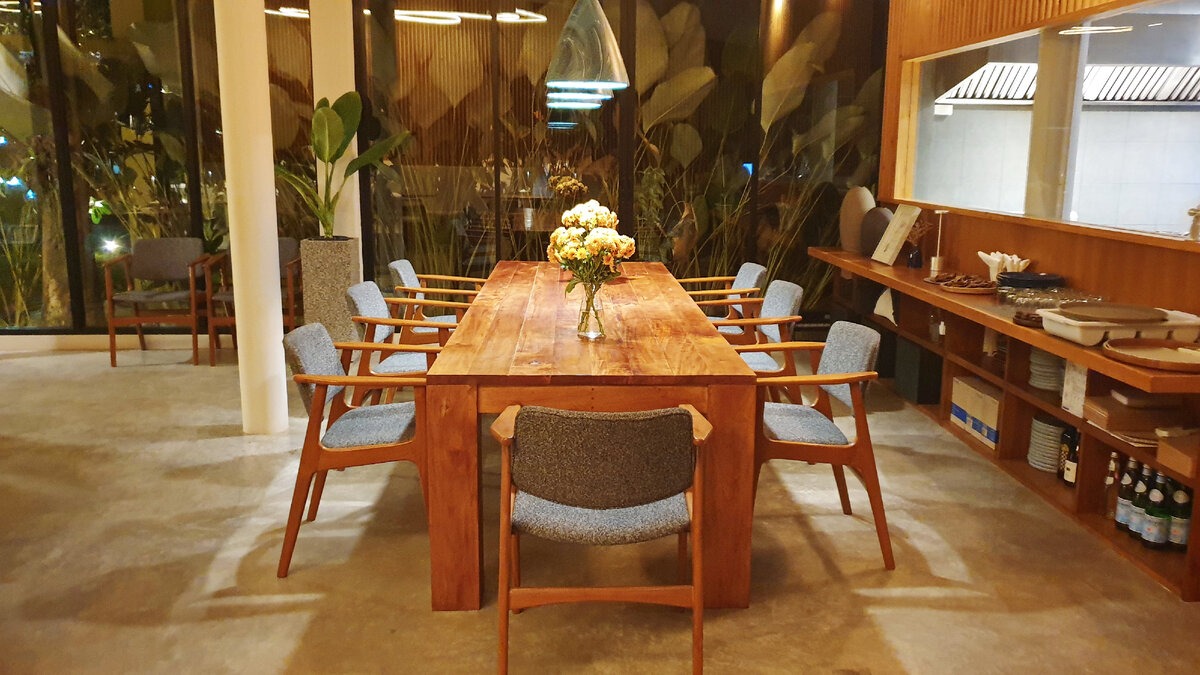 Стол для большой компании