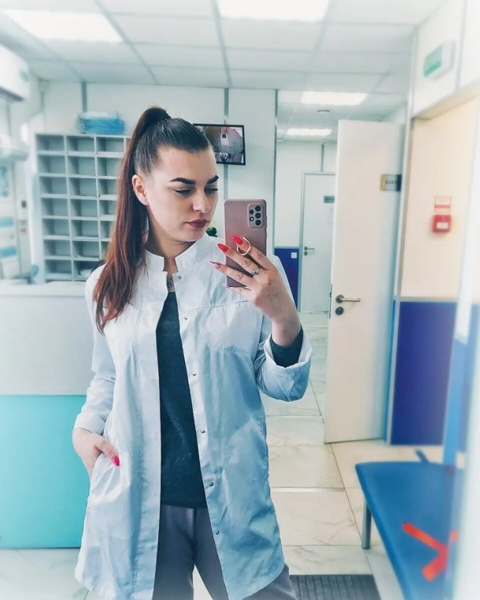 Яна Леонидовна, она же Яна – администратор нашего отделения травматологии.