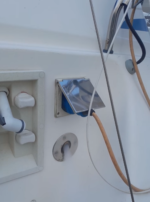 Разьем кабеля берегового питания на яхте   www.ru-sailing.ru             