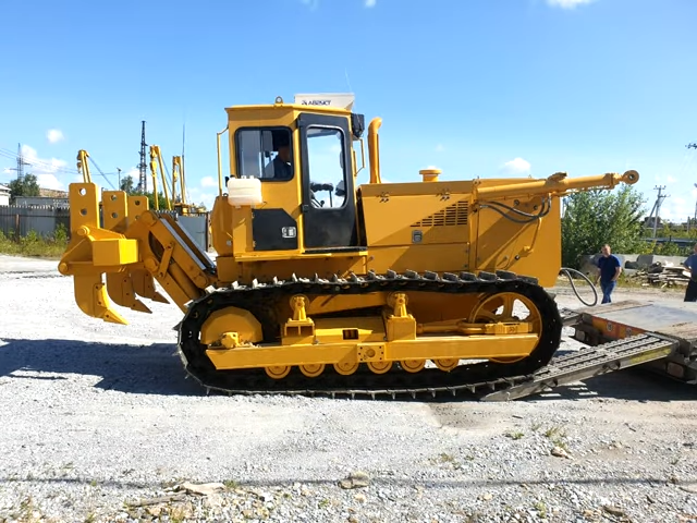 Трактор с рыхлителем